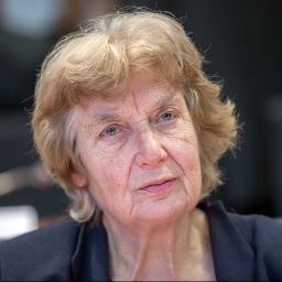 Barbara John, Ombudsfrau der Bundesregierung für die Familien der NSU-Opfer sitzt als Sachverständige am 17.12.2015 in Berlin bei der ersten öffentlichen Sitzung des neuen NSU-Untersuchungsausschusses des Bundestags.