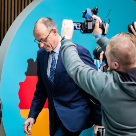 Friedrich Merz kommt zu einer Pressekonferenz nach der Sitzung des CDU-Vorstands auf die Bühne