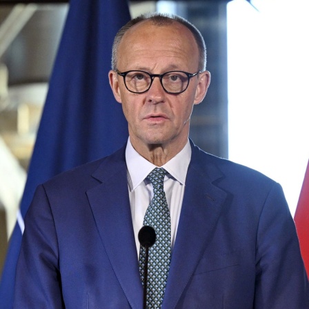 Bundeskanzler Friedrich Merz spricht bei einer Pressekonferenz in Finnland. 