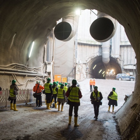 Tunnelbau für Stuttgart 21: Unter Stuttgart liegt viel Anhydrit. An diesem Mineral sind schon etliche Tunnelprojekte gescheitert (im Bild: Begehung im Dezember 2016)