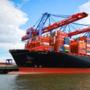 Das Containerschiff "Al Nefud" der Reederei Hapag-Lloyd liegt am Containerterminal Burchardkai im Hafen Hamburg.