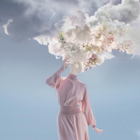 Eine Frau im rosa Kleid, die anstelle eine Kopfes eine Wolke mit pastellfarbenen Blüten auf ihrem Hals sitzen hat.