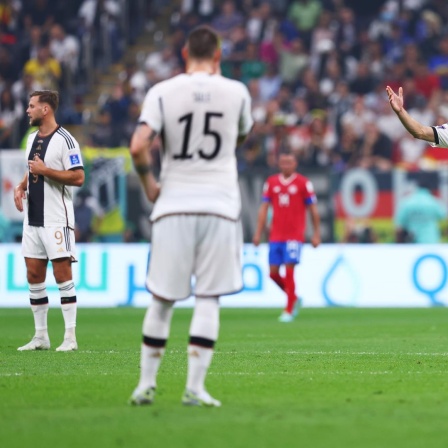 Fußball-WM: Costa Rica - Deutschland, Thomas Müller (rechts) breitet nach dem 1:1-Ausgleichstreffer von Costa Rica die Arme aus. Links steht Niclas Füllkrug.