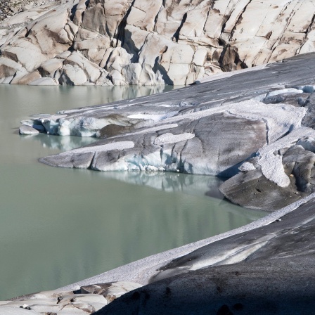 Unter dem Rhonegletscher, der mit Spezialdecken vor dem Schmelzen geschützt wird, ist 2016 ein Gletschersee enstanden