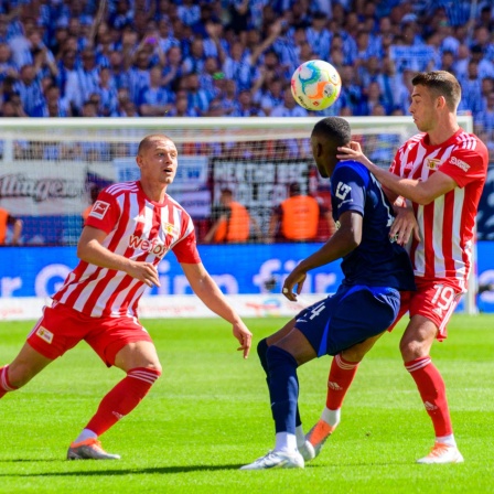 Spieler von Union Berlin und Hertha BSC bei einem Derby.