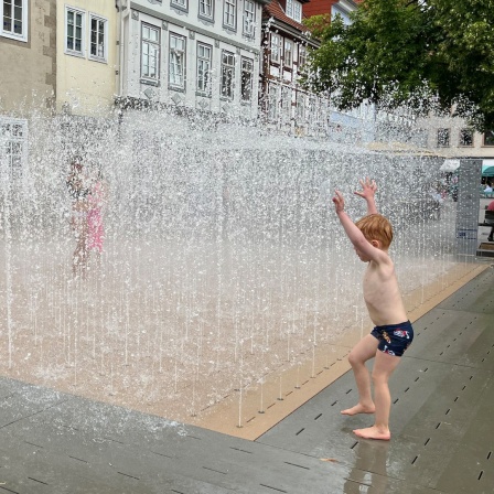 Kinder spielen an und in der Play Fountain in Hameln.