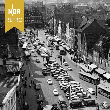 Lüneburg, Blick auf den zentralen Platz Am Sande von St. Johannis aus, 1962.