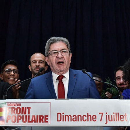 Jean-Luc Melenchon vom Linksbündnis spricht nach der Parlamentswahl in Frankreich zu Anhängern.