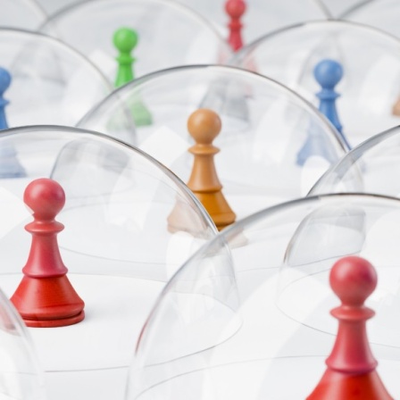 Bunte Spielfiguren unter Gläsernen Kuppeln. Sie stehen dicht beieinander, sind aber doch voneinander isoliert, genau so wie die Figuren im Hörspiel “Billy - brüllende Tage”. 