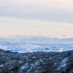 Zu sehen ist der Ilulissat-Eisfjord, auch bekannt als Sermeq Kujalleq. Der Gletscher ist der größte außerhalb der Antarktis.