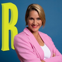 Portraitbild Judith Rakers in rosa Blazer lächelnd in die Kamera schauend