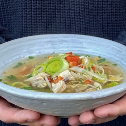 Hühnersuppe mit Sprossen, Ingwer und Lauch