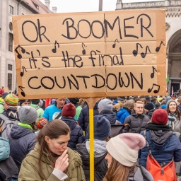 Demonstrantin mit PLakat "Ok Boomer it`s the final countdown!" (Bild: IMAGO/Wolfgang Maria Weber)