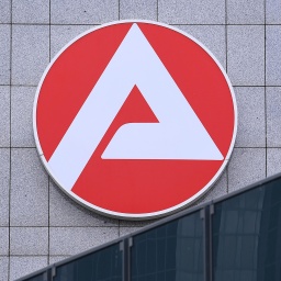 Das Zeichen der Arbeitsagentur für Arbeit - ein rotes, großes A - auf einer grauen Hauswand