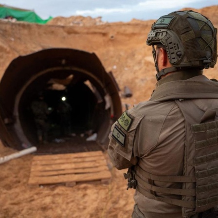 Ein israelischer Soldat steht vor einem Tunnel der Hamas im Gazastreifen