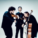 Die drei Musiker:innen vom Trio Gaspard mit ihren Intstrumenten in fröhlicher Stimmung