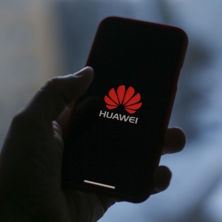 Smartphone von Huawei in der Hand eines Nutzers.