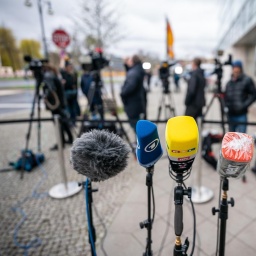 Die Mikrofone verschiedener TV-Sender, darunter ARD und ZDF
