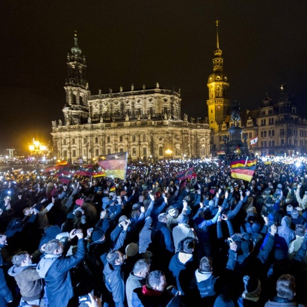 Teilnehmer einer Demonstration des Bündnisses Patriotischer Europäer gegen Islamisierung des Abendlandes (Pegida) sind am Montagabend (22.12.14) auf dem Theaterplatz in Dresden versammelt.