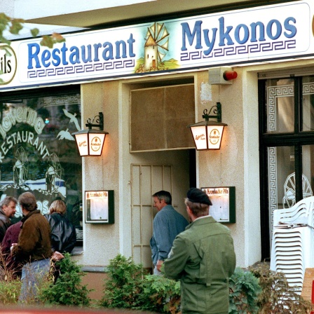 Polizeibeamte und Schaulustige vor dem griechischen Lokal "Mykonos" in Berlin-Wilmersdorf, am Tag nach dem Mordanschlag vom 17. September 1992