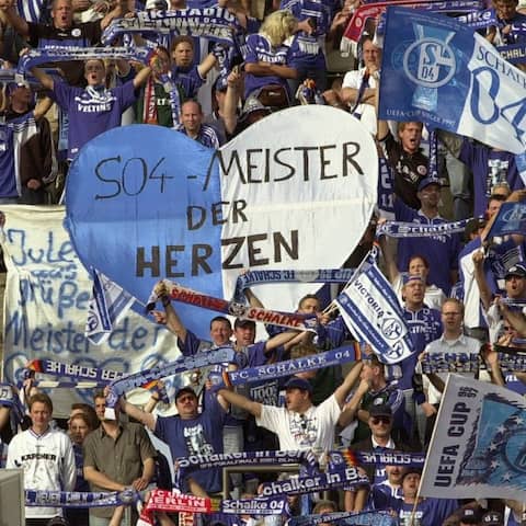 Schalker Fans, die Meister der Herzen, schwenken ihre Fanschals