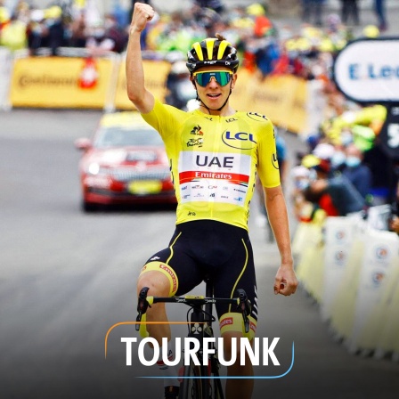 Pogacar fährt als Sieger über die Ziellinie der 18. Etappe der Tour de France 2021