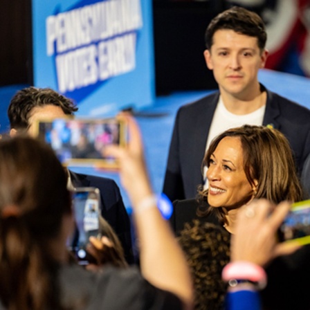 Kamala Harris spricht bei ihrer Präsidentschaftswahlkampfkundgebung in Harrisburg, Pennsylvania, USA, mit der Menge, 30.10.2024.