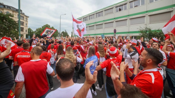 Sportschau Uefa Euro 2024 - österreichische Fans Mit Rechtsextremistischem Gesang