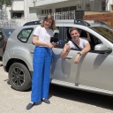 Neu Delhi Korrespondenten Charlotte Horn und Oliver Mayer stehen bzw. sitzen vor/in einem Auto 