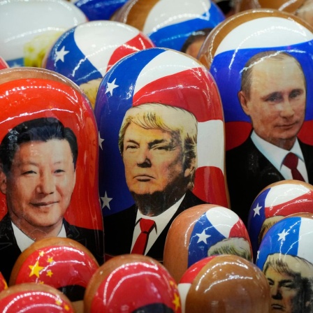 Traditionelle russische Holzpuppen, Matrjoschkas, die den chinesischen Präsidenten Xi Jinping, US-Präsidenten Donald Trump und den russischen Präsidenten Wladimir Putin darstellen, werden in einem Souvenirladen in St. Petersburg zum Verkauf angeboten. 