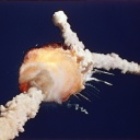 Das Space Shuttle Challenger explodiert kurz nach dem Abheben vom Kennedy Space Center in Florida. Alle sieben Besatzungsmitglieder starben bei der Explosion am 28. Januar 1986
