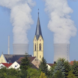 Kirche von Röthlein vor dem Kernkraftwerk Grafenrheinfeld