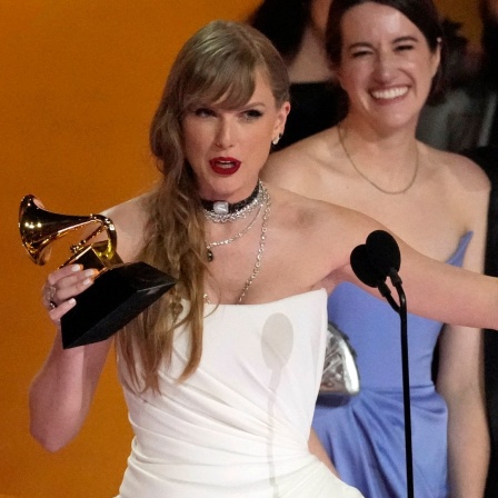 USA, Los Angeles: Taylor Swift nimmt den Preis für das Album des Jahres für "Midnights" während der Verleihung der 66. Grammy Awards entgegen.