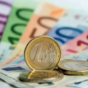 Euromünzen und Euroscheine sind zu sehen