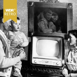 Vater, Kind und Mutter stehen an einem Fernseher in den fünfziger Jahren