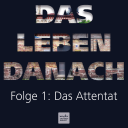Eine dunkelblaue, fast schwarze Fläche, auf der in großen Buchstaben mittig "Das Leben danach" steht. Durch die Buchstaben davon scheint ein Foto, welches die Synagogentür von Halle zeigt. Darunter ist deutlich kleiner der Schriftzug "Folge 1: Das Attentat" zu erkennen.