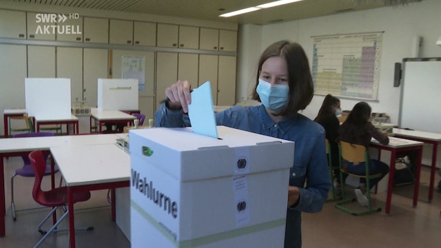 Schülerin beim Wählen