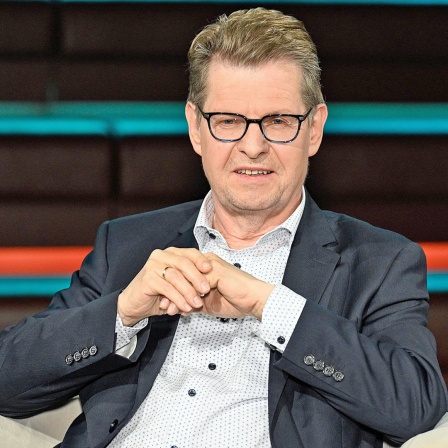 Der SPD-Politiker Ralf Stegner sitzt in einem Fernsehstudio.