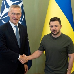 Der Generalsekrätär der NATO, Jens Stoltenberg (links), und der Präsident der Ukraine, Wolodymyr Selenskyj (rechts), schütteln sich bei ihrem Treffen in Kiew die Hände.