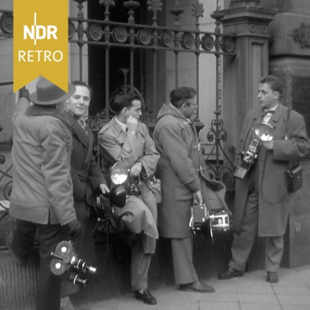 Fotografen und Kameramänner warten vor dem Bundesverfassungsgericht in Karlsruhe, November 1954.