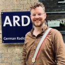 NDR Mitarbeiter Niels Walker steht vor dem ARD-Studio in London 
