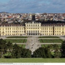 Blick von der Gloriette auf Schloss Schönbrunn in Wien.