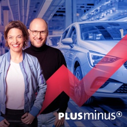 Im Bild fährt ein Auto vom Produktionsband, daneben sind die Plusminus Podcast-Hosts Anna Planken und David Ahlf zu sehen. Darüber sprechen sie in dieser Folge: Die deutsche Autoindustrie steckt in der Krise. Fabriken könnten geschlossen werden. BMW, VW und Mercedes müssen versuchen, mit ihren E-Autos gegen die Konkurrenz aus China zu punkten. Aber es gibt auch Lichtblicke, zum Beispiel beim autonomen Fahren.