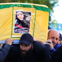Trauernde tragen den Sarg der Zivilistin Samar al-Sayyed Mohammed