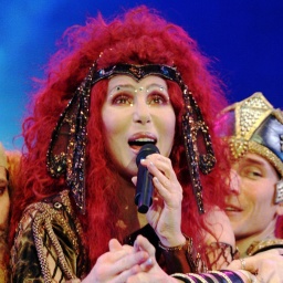 Die amerikanische Pop-Sängerin Cher umringt von Tänzern.