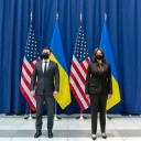 Die Vizepräsidentin der USA, Kamala Harris (rechts), steht neben dem Präsidenten der Ukraine, Wolodymyr Selenskyj (links), bei der Münchner Sicherheitskonferenz vor einem blauen Wandvorhang und den Nationalflaggen der USA und der Ukraine im Hintergrund.