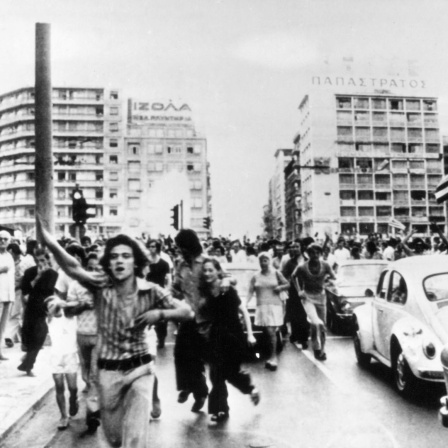 Nach dem Zusammenbruch der Militärdiktatur in Griechenland jubeln die Menschen auf der Straße