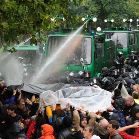 Ein Wasserwerfer spritzt am 30.09.2010 im Schlossgarten in Stuttgart auf Demonstranten, die gegen die geplante Abholzung mehrerer Bäume im Park protestieren.
