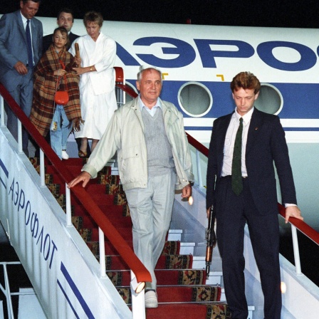 Michail Gorbatschow im August 1991 beim Aussteigen aus einem Flugzeug.