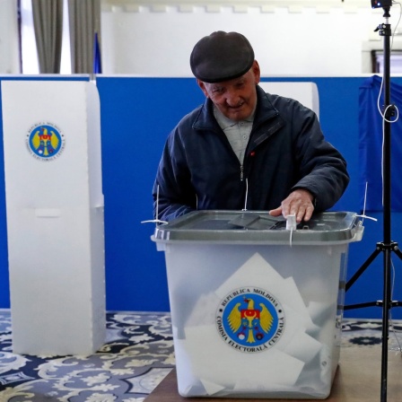 Moldawische Bürger, die in Rumänien leben, geben ihre Stimmen in einem Wahllokal in Bukarest ab.